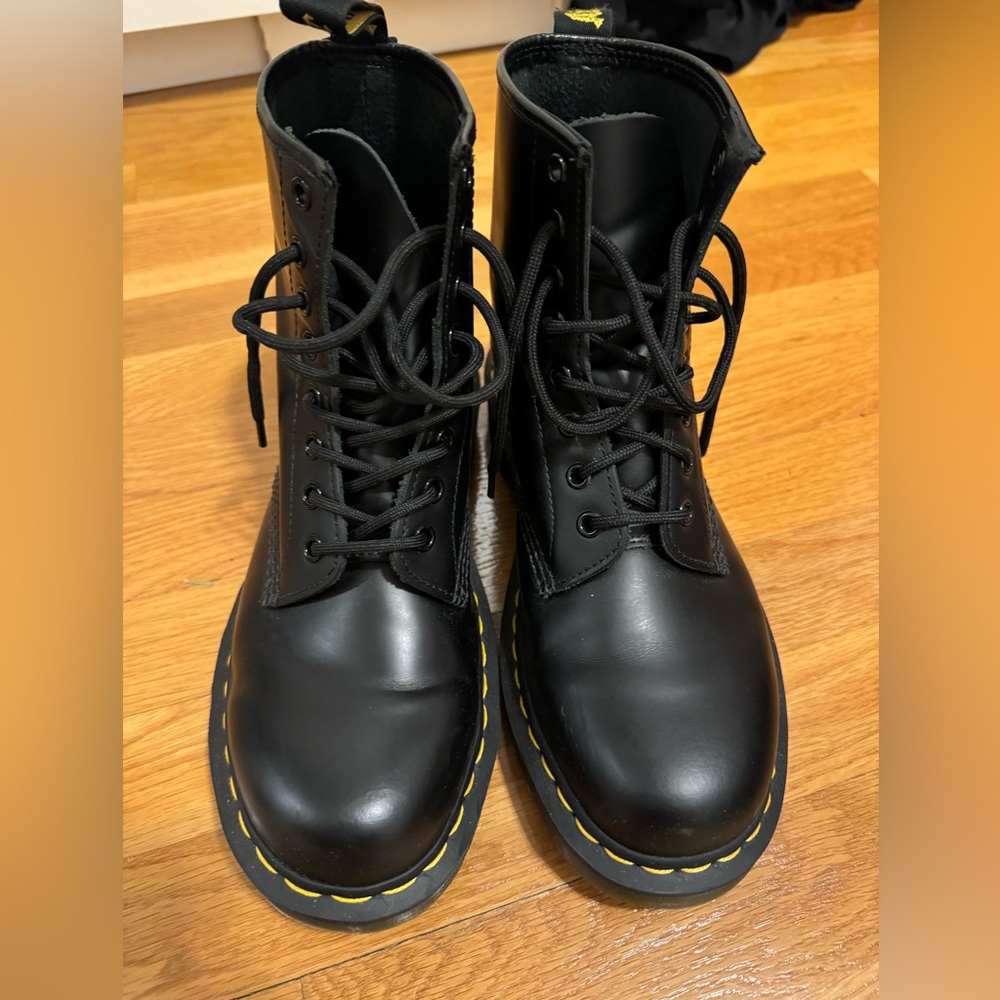 Dr. Martens 1460 Women’s Smooth Leather Lace Up Boots, size 8, only worn 3 times